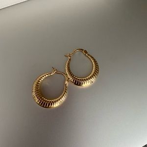 REVOLVE mini hoop earings